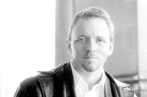 "Não fico obcecado pelos dilemas", revela Dennis Lehane sobre os aspectos marcantes de suas obras Ver Descrição/Ver Descrição "Não fico obcecado pelos dilemas", revela Dennis Lehane sobre os aspectos marcantes de suas obras Ver Descrição/Ver Descrição