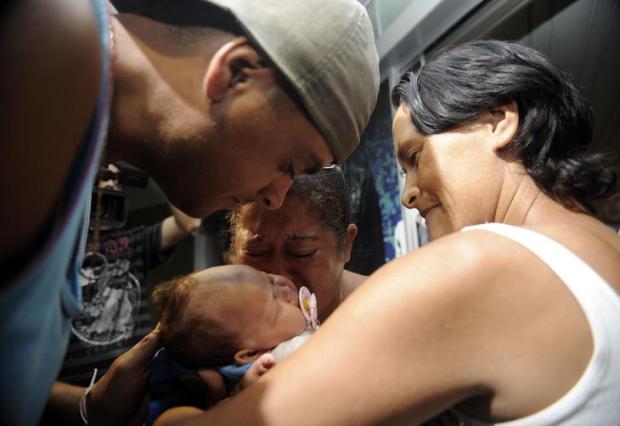 Bebê Vitória, de 1 mês, volta para Florianópolis nos braços da mãe depois de ter sido raptada Edu cavalcantti/Agência RBS