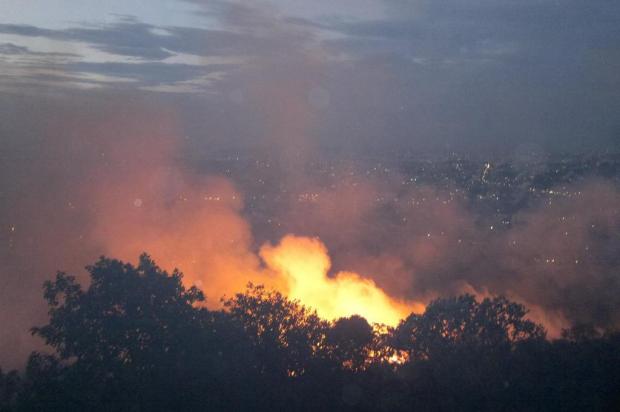 Incêndio atinge morro na zona sul de Porto Alegre Carlos Macedo/Especial