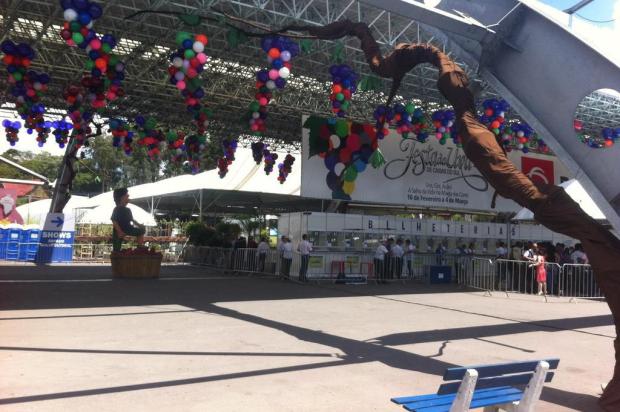 Confira a movimentação à espera de Dilma nos pavilhões da Festa da Uva Guilherme Mergen/Agência RBS Confira a movimentação à espera de Dilma nos pavilhões da Festa da Uva Guilherme Mergen/Agência RBS