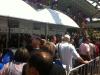 Apesar de a cerimônia de abertura da Festa da Uva ser restrita para 5 mil pessoas, uma fila se forma em frente ao pórtico do parque de eventos. Sob um calor de quase 30°C, convidados e imprensa aguardam o lento procedimento de entrada.