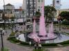 Chafariz da Praça Dante Alighieri, no Centro de Caxias, recebeu coloração alusiva à Festa da Uva. A cidade se prepara para dar início às festividades e receber a presidente Dilma Rousseff