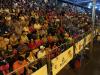 Das arquibancadas, público confere o desfile na Sinimbu
