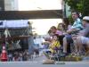 Público aguarda pelo desfile, improvisando lugares na Rua Sinimbu