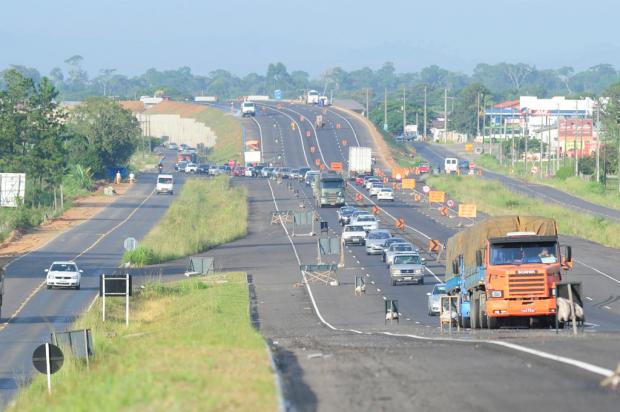 Obras na pista causam lentidão no trecho catarinense da BR-101 Ronaldo Bernardi/