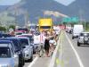 Em Capivari de Baixo, motoristas e passageiros aguardavam fora dos veículos