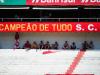 Torcedores se abrigam sob a sombra para amenizar o calor