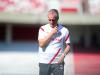 O técnico Dorival Júnior acompanha o jogo no Estádio Beira-Rio