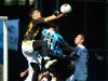 Kleber em disputa de bola com o goleiro do time do São José