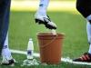 Um balde de gelo para solucionar o calor causado pela grama sintética do estádio Zequinha
