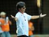 Caio Júnior comanda seu time na área reservada do campo