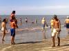 O sol forte e a água praticamente sem ondas convidam os veranistas da praia do Cassino, em Rio Grande, ao banho de mar para se refrescar e relaxar