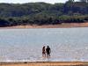 Casal aliviou o calor na lagoa