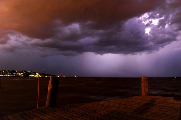 Após máxima do ano em Uruguaiana, temporal provoca estragos e deixa mais de 70 mil sem luz no RS Jean Schwarz/ Após máxima do ano em Uruguaiana, temporal provoca estragos e deixa mais de 70 mil sem luz no RS Jean Schwarz/