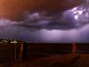 A noite e a chuva levaram um espetáculo natural à Porto Alegre
