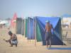Quem foi à praia na manhã desta segunda-feira usou barracas para se proteger do sol