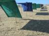 Veranista aproveita sombra de barraca em dia de sol no Litoral
