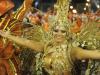 Com fantasia luxuosa, a rainha de bateria da Salgueiro, Viviane Araújo, desfilou na avenida  