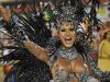 Gracyanne Barbosa, rainha de bateria da Unidos da Tijuca, desfilou com fantasia de pássaro negro