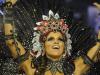 Rainha de bateria da Mangueira, Renata Santos mudou de fantasia durante o desfile - de cacique para onça  