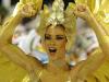 Em sua estreia como rainha de bateria, Ana Furtado desfilou pela Grande Rio com fantasia que representa o troféu da superação