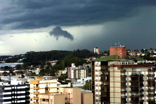 Vento derruba árvore e destelha mais de 30 casas em Cruz Alta Miro de Souza/Agencia RBS