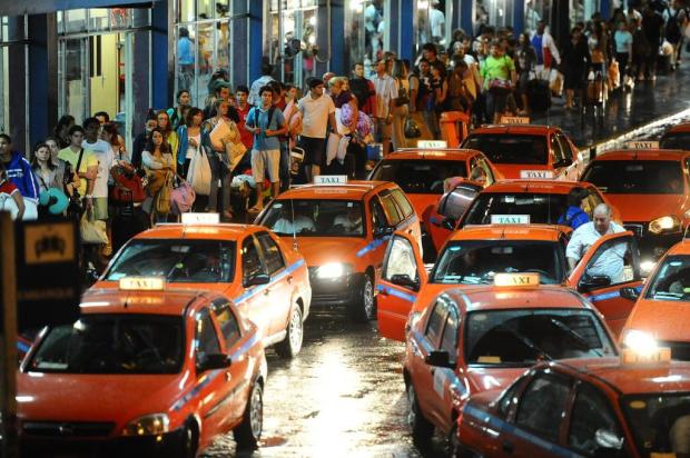 Passageiros enfrentam longa fila para conseguir táxi na rodoviária Emílio Pedroso/Agencia RBS