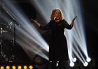 Adele confirma favoritismo e leva dois prêmios no Brit Awards LEON NEAL/AFP