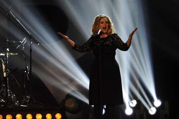 Adele confirma favoritismo e leva dois prêmios no Brit Awards LEON NEAL/AFP Adele confirma favoritismo e leva dois prêmios no Brit Awards LEON NEAL/AFP