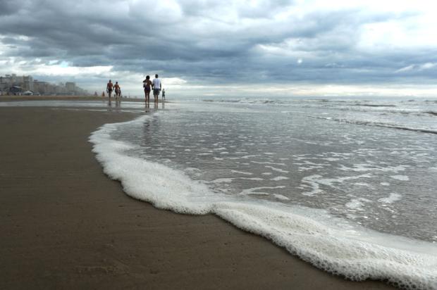 Nuvens e frio deixam praias vazias no Litoral Norte Mauro Vieira/ Nuvens e frio deixam praias vazias no Litoral Norte Mauro Vieira/
