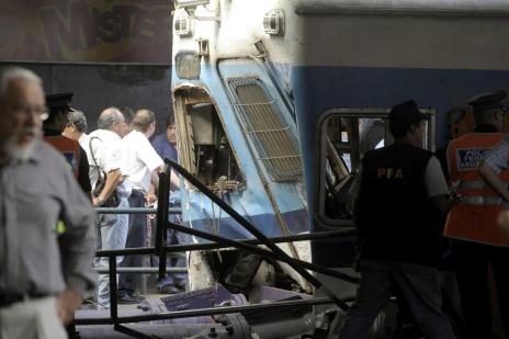 Chega a 50 número de mortos em choque de trem contra estação em Buenos Aires (Juan Mabromata/AFP)