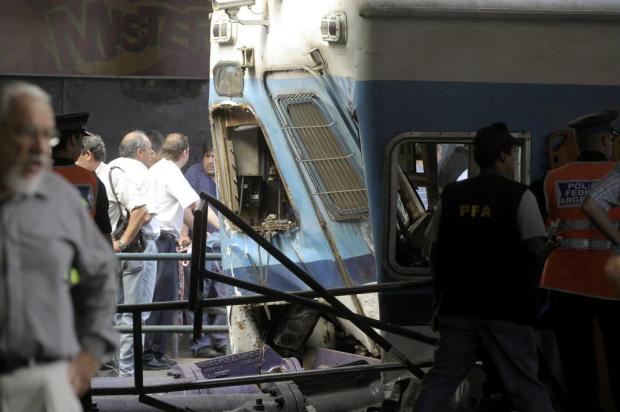Chega a 50 número de mortos em choque de trem contra estação em Buenos Aires Juan Mabromata/AFP
