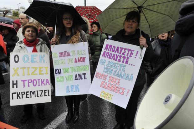 Gregos vão às ruas para protestar contra novos cortes Louisa Gouliamaki/AFP