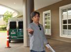 Ainda abalado, Caio Júnior discute com fotógrafos em frente a hotel Genaro Joner/