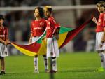 Crianças entram em campo para o Gre-Nal 391