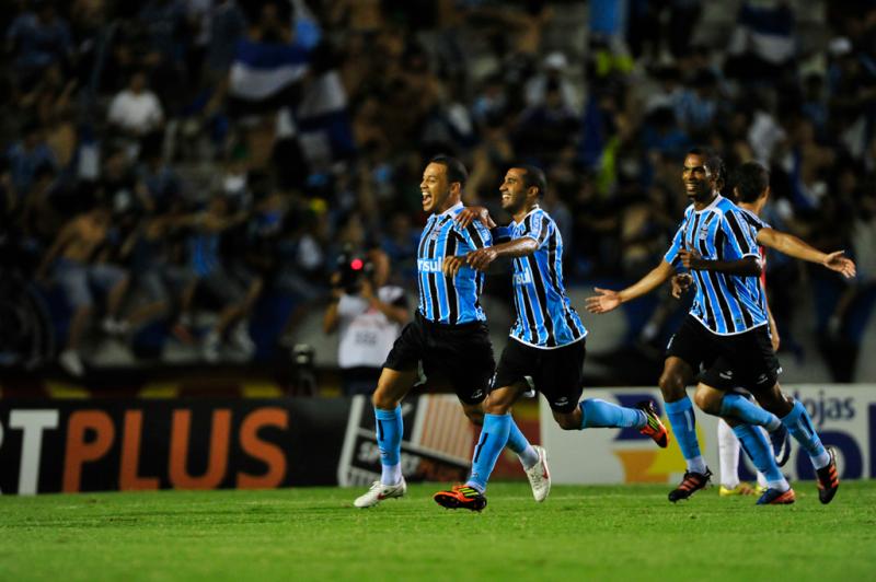 Aos 17 minutos do primeiro tempo, Léo Gago abriu o placar para o Grêmio no Estádio Beira-Rio:imagem 9