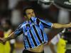 Kleber marcou o segundo gol do Grêmio depois de lançamento preciso de Marco Antônio