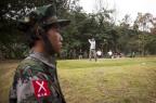 Em Mianmar, oficiais da guerrilha jogam golfe durante a guerra (Adam Dean/NYTNS)