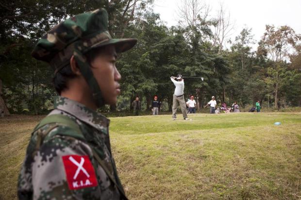 Em Mianmar, oficiais da guerrilha jogam golfe durante a guerra Adam Dean/NYTNS Em Mianmar, oficiais da guerrilha jogam golfe durante a guerra Adam Dean/NYTNS