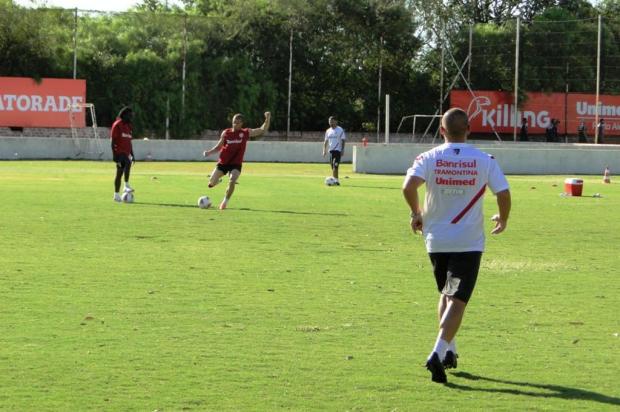 Próximos de ser reintegrados, Nei e Tinga treinam com bola no Beira-Rio Alexandre Ernst/Agência RBS Próximos de ser reintegrados, Nei e Tinga treinam com bola no Beira-Rio Alexandre Ernst/Agência RBS