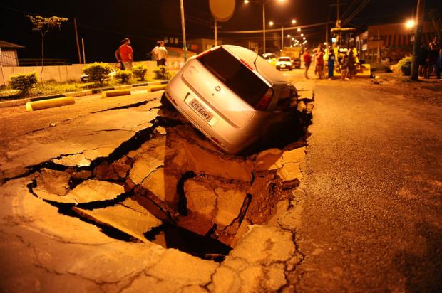 Adutora rompe, alaga casas e faz carro ser "engolido" por cratera no asfalto em São Leopoldo Emílio Pedroso/