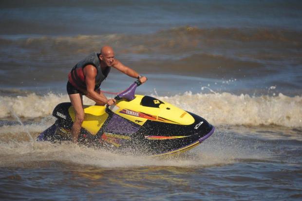 Com área demarcada no mar, Balneário Pinhal virou atração para os usuários de jet skis Mauro Vieira/Agencia RBS Com área demarcada no mar, Balneário Pinhal virou atração para os usuários de jet skis Mauro Vieira/Agencia RBS