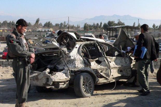 Atentado com carro-bomba deixa pelo menos seis mortos em aeroporto no Afeganistão Noorullah Shirzada/AFP