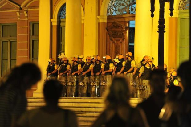 Em protesto, estudantes entram em confronto com a polícia na Capital Adriana Franciosi/Agencia RBS