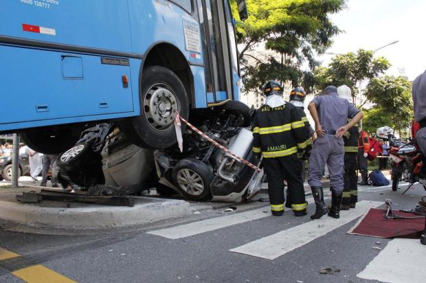 Ônibus para em cima de carro e deixa dois mortos em São Paulo Diogo Moreira/Agência Estado
