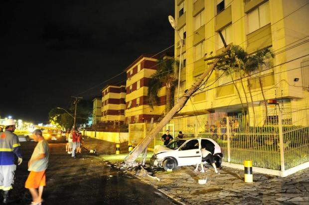 Poste cai sobre prédio após ser atingido por carro na zona sul da Capital Tadeu Vilani/Agencia RBS Poste cai sobre prédio após ser atingido por carro na zona sul da Capital Tadeu Vilani/Agencia RBS