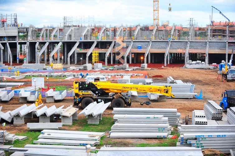 Cerca de 2,3 mil funcionários trabalham diariamente na construção do estádio, que terá capacidade para 60,5 mil lugares:imagem 7