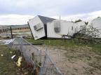 Onda de tornados no centro dos EUA deixa 40 mortos e some com um povoado John Amis/AP Photo Onda de tornados no centro dos EUA deixa 40 mortos e some com um povoado John Amis/AP Photo