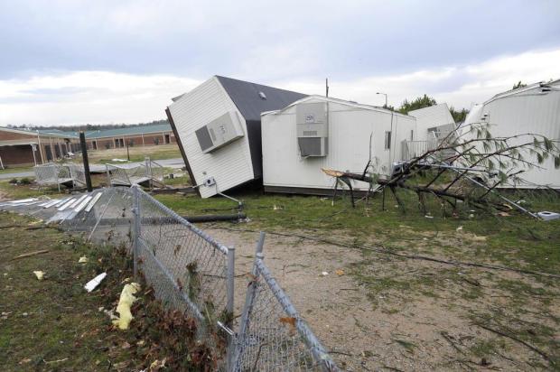 Onda de tornados no centro dos EUA apaga povoado do mapa John Amis/AP Photo