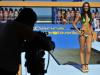 Candidatas vão à passarela para o desfile em duplas